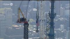 New York: montage de la flèche du One World Trade Center