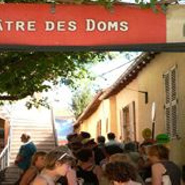 L'entrée du théâtre des Doms à Avignon