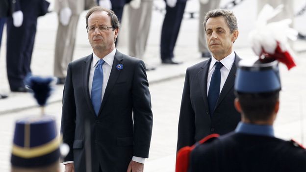 Le président élu et le président sortant en semble à la cérémonie au Soldat inconnu
