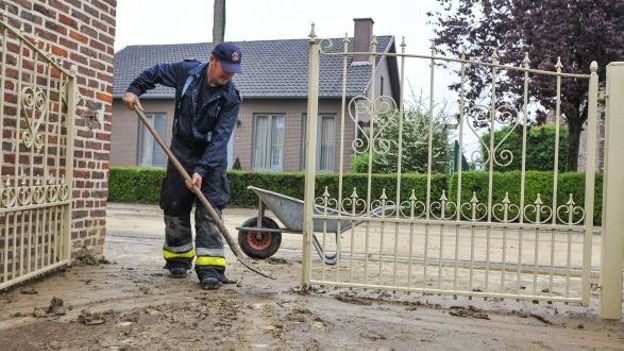 Après les orages, on ressort les brosses, les pelles et les raclettes