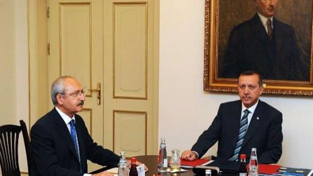 La Turquie serre les rangs, alors que la tension avec la Syrie s'accroît
