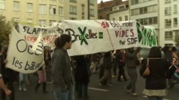 Quelques 200 manifestants réclamant des douches gratuites pour les plus démunis