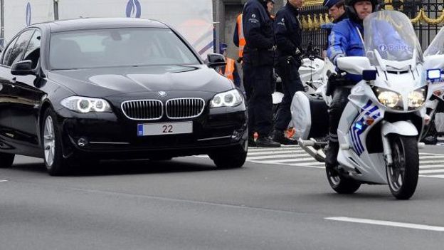 Un policier à moto escorte un officiel