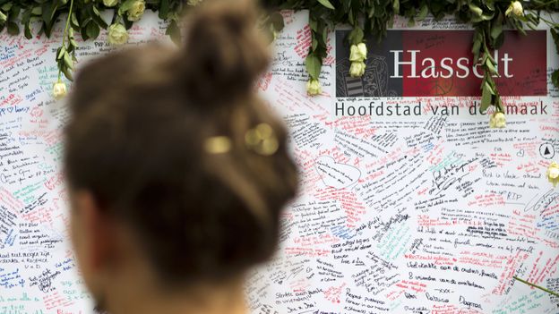 Un mur de témoignages en hommage aux victimes à Hasselt.