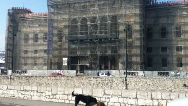 A l'image d'un pays qui panse encore ses plaies, la grande bibliothèque de Sarajevo, détruite pendant la guerre, n'a pas encore été reconstruite