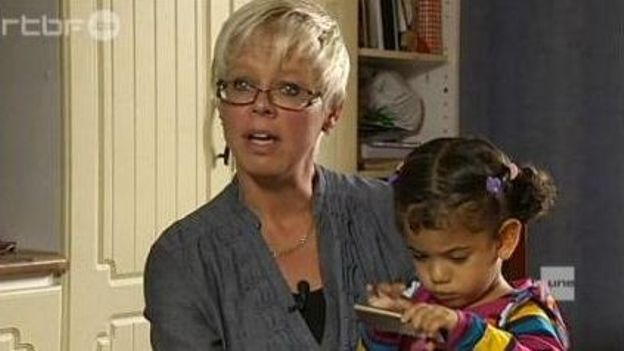 La fillette dans sa famille d'accueil