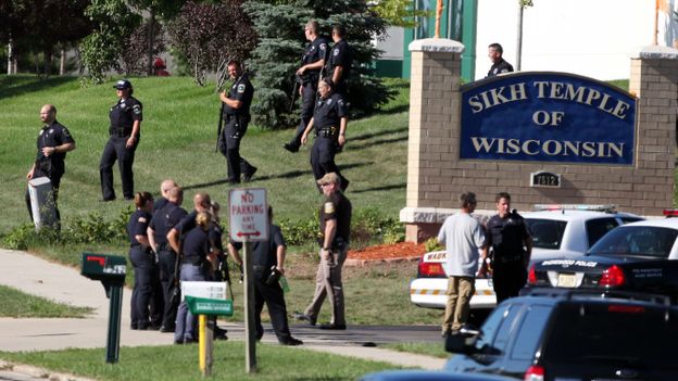 Etats-Unis: les forces de l'orde à a sortie du Temple d'Oak Creek, dimanche
