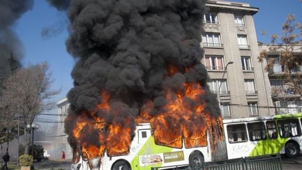 3 bus des services publics incendiés à Santiago