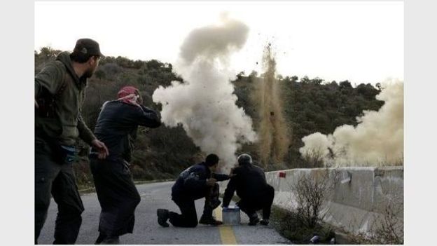 Des rebelles actionnent une bombe près d'Idleb, le 20 mars 2012