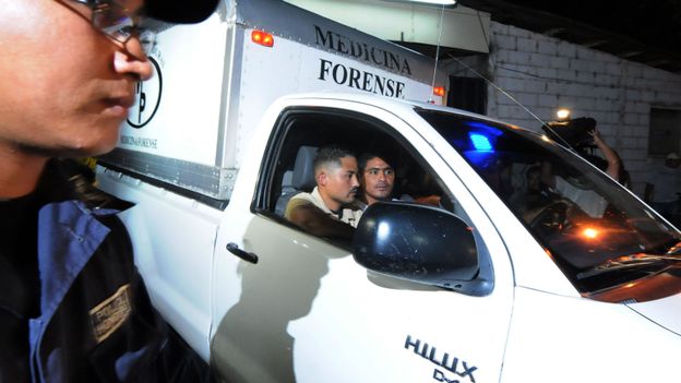 Une ambulance transporte un corps au Honduras