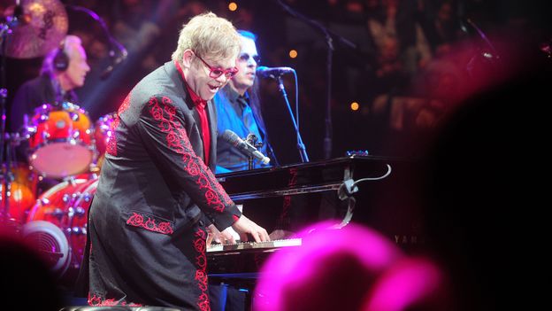 Le chanteur Elton John a été hospitalisé pour insuffisance respiratoire