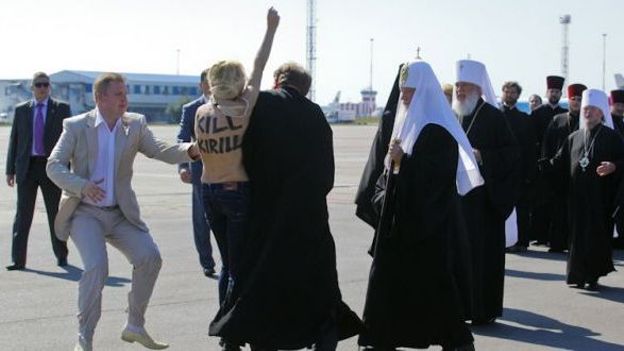 Une militante ukrainienne seins nus s'est précipitée sur le patriarche russe