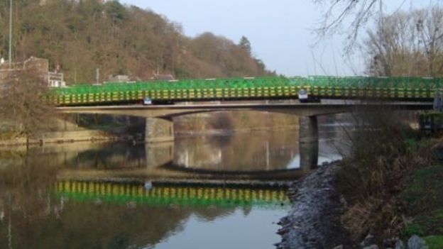A Tilff, le pont provisoire pourrait être remplacé par un pont-passerelle (illustration).