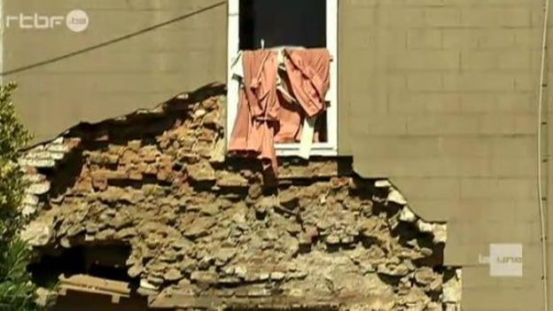 La façade de la maison touchée par l'explosion