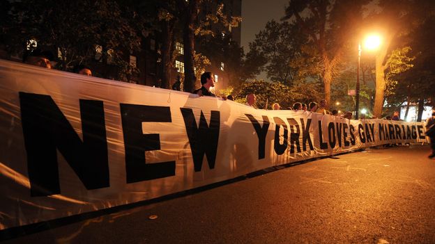 "New-York aime le mariage gay", banderole déroulée dans le Village à New-York avant le vote pour la légalisation du mariage homosexuel, le 24 juin 2011