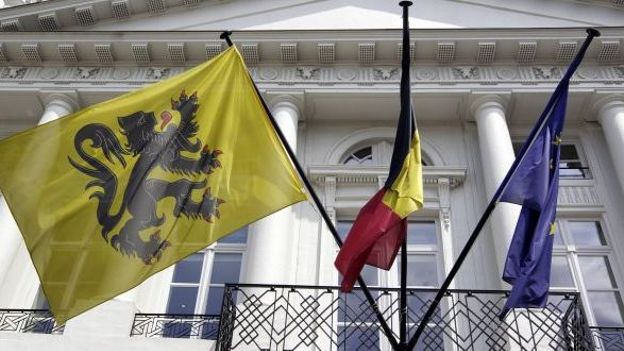Les drapeaux flamand, belge et européen (de gauche à droite)