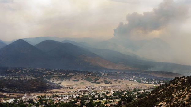 Le feu menace les collines de Colorado Springs, mercredi