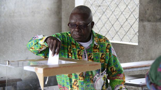 Congo: un électeur dans le district de Ouenze à Brazzaville, lors du second tour des élection, dimanche 5 août