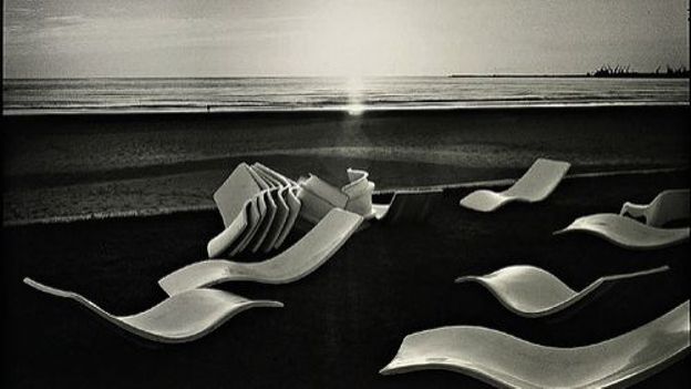 Martine Franck: plage du Club à Agadir, Maroc, 1976.