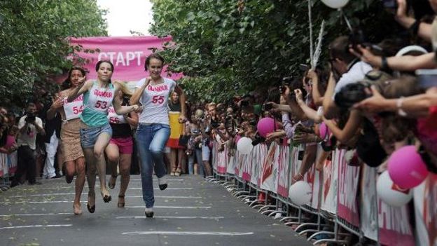 Sprint de 50 mètres avec des talons de 9 cm minimum