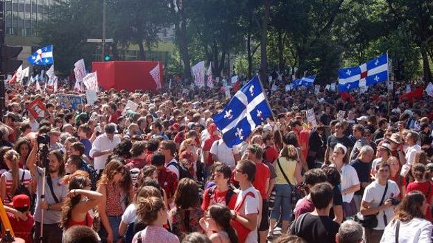 Manifestation à Montréal et drapeaux québécois