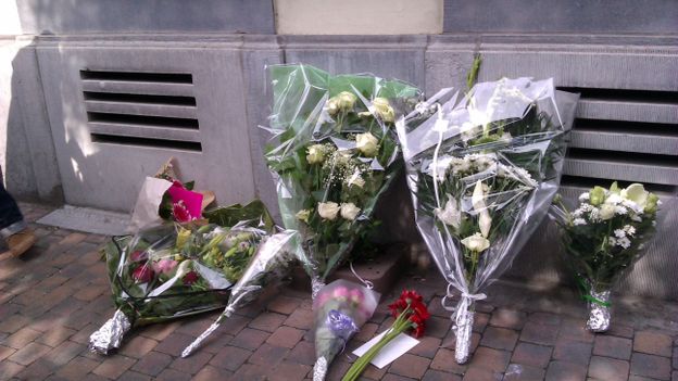 Un dépôt de fleurs a eu lieu devant la maison du drame, plusieurs politiciens se sont déplacés et la presse était présente en nombre