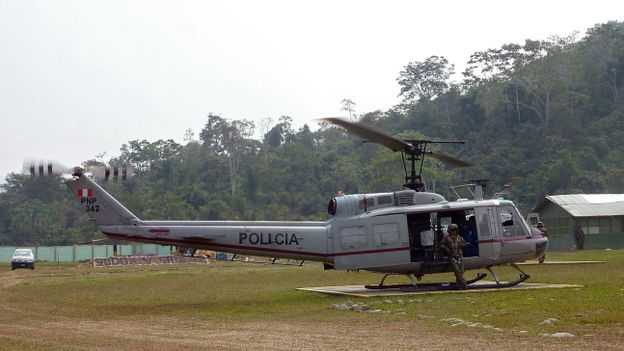 Un hélicoptère de la police dans la région de Cuzco (Pérou), là où un autre appareil transportant des touristes a disparu