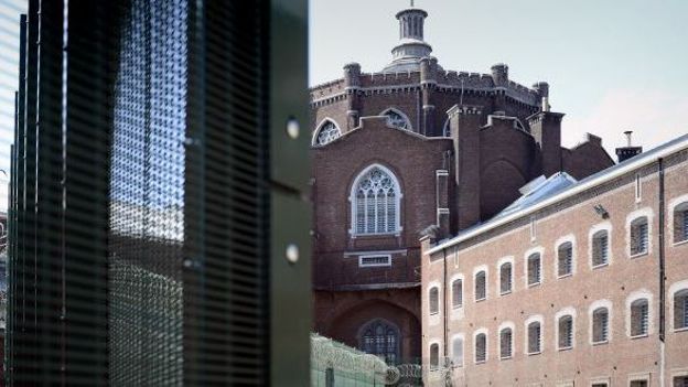 Moins de suicides en prison en 2011