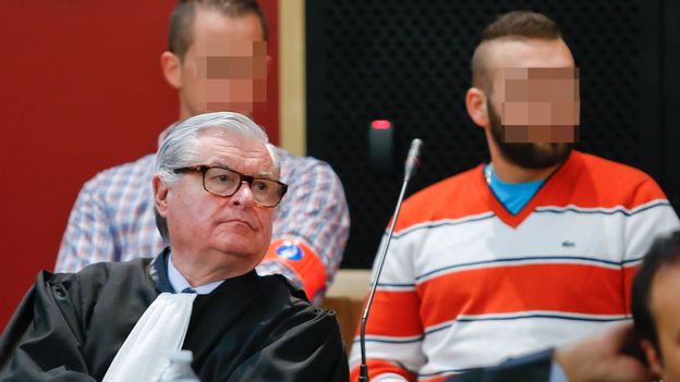En arrière-plan, Samson et Steve Becker. Tous deux sont poursuivis pour meurtre.