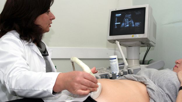Illustration - Une femme enceinte perd le contrôle de sa voiture "à cause des coups de son bébé"