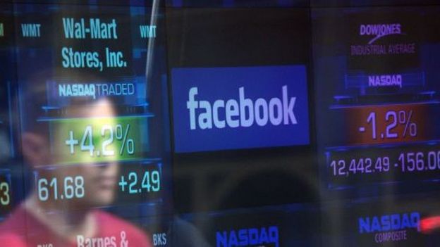 Le logo de Facebook sur la vitre de Nasdaq
