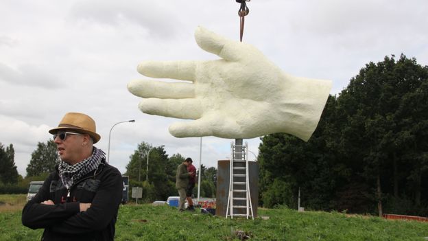 L'installation de la sculpture