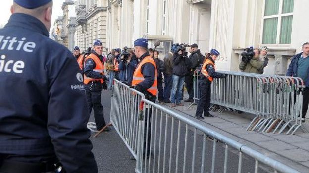 Illustration: des policiers rue de la Loi à Bruxelles