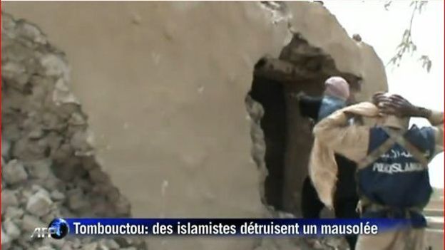 Des islamiste de Ansar Dine détruisent un mausolée à Tombouctou