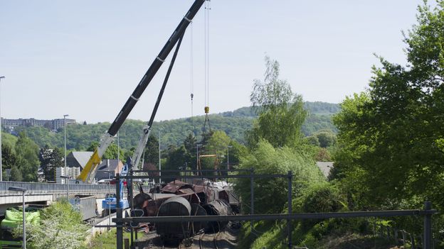 Opérations de déblaiement sur les lieux de l'accident à Godinne