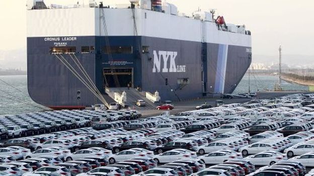 Des voitures Hyundai attendent d'être embarquées pour l'exportation