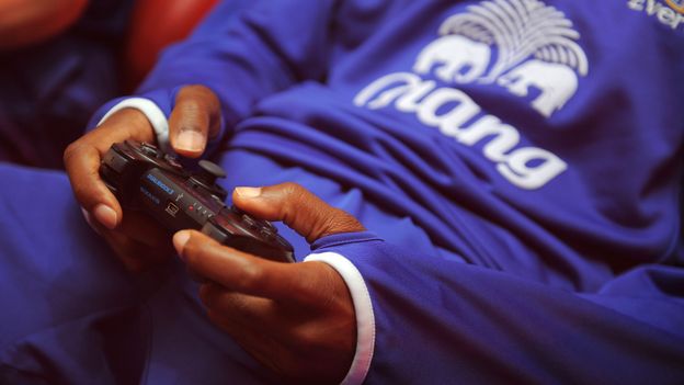 Un enfant tenant une manette de console de jeu (illustration)
