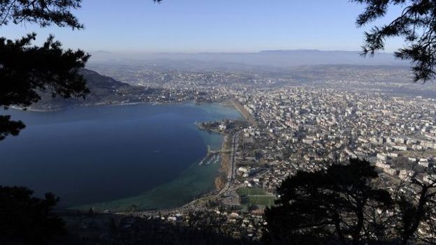 Vue sur le lac et la ville d'Annecy 