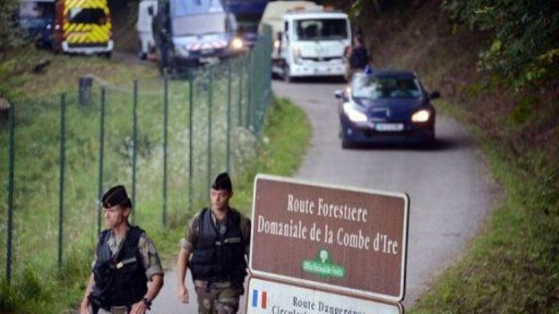 Les quatre corps de la tuerie sont emmenés de Chevaline, dans les Alpes françaises, le 6 septembre 2012
