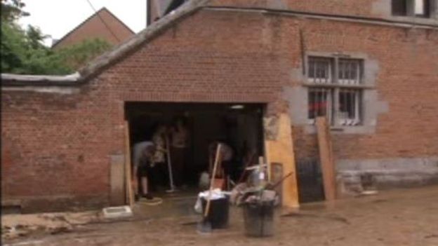 Intempéries: la boue s'est déversée dans le centre de Ronquières