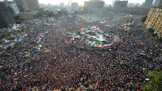 Les Égyptiens heureux se rassemblent place Tahrir