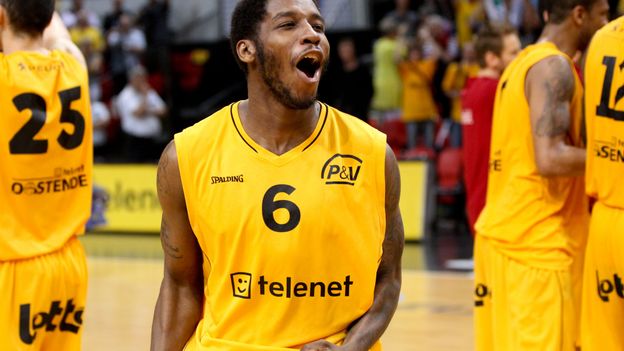 Dwight Buycks peut fêter la victoire d'Ostende qui mène 2-1 face à Charleroi en finale des Play-Offs