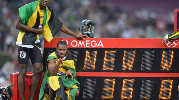 Usain Bolt, ici avec Johan Blake, après le nouveau record du monde du 4x100m