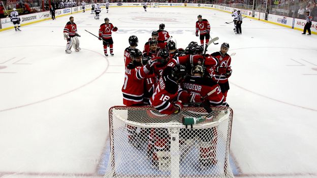 Les joueurs de New Jesrey ne se sont pas trompés en félicitant leur gardien Martin Brodeur auteur d'un match exceptionnel