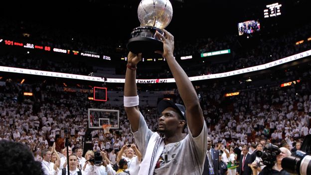 Chris Bosh qui soulève ici le trophée de champion de la Conférence Est, est un des grands artisans de la victoire décisive face à Boston qui envoie le Heat en finale des Play-Offs face à OKC