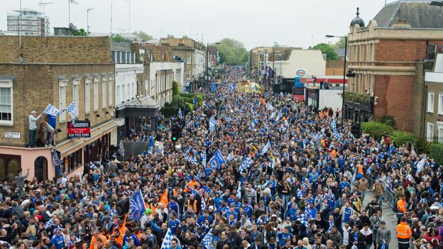 Chelsea: les joueurs acclamés à Londres
