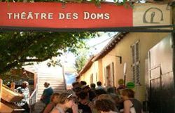 L'entrée du théâtre des Doms à Avignon