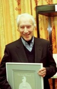 Henry Bauchau recevant le prix Rossel pour Antigone en 1997