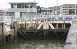 123 Un bateau de pêche chavire dans le port d'Ostende