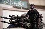 Un rebelle libyen se prépare à l'incursion sur Brega le 14 juillet dernier